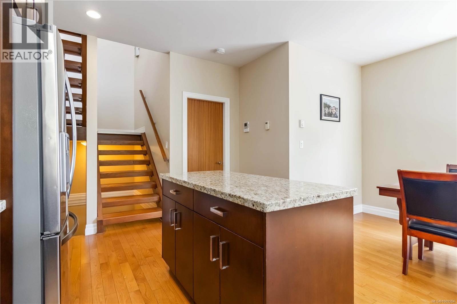 Photo 9 of 4 1827 Fairfield Rd, Victoria BC