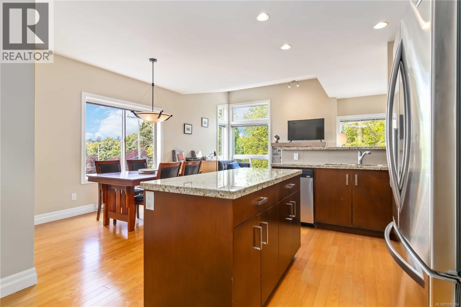 Photo 5 of 4 1827 Fairfield Rd, Victoria BC