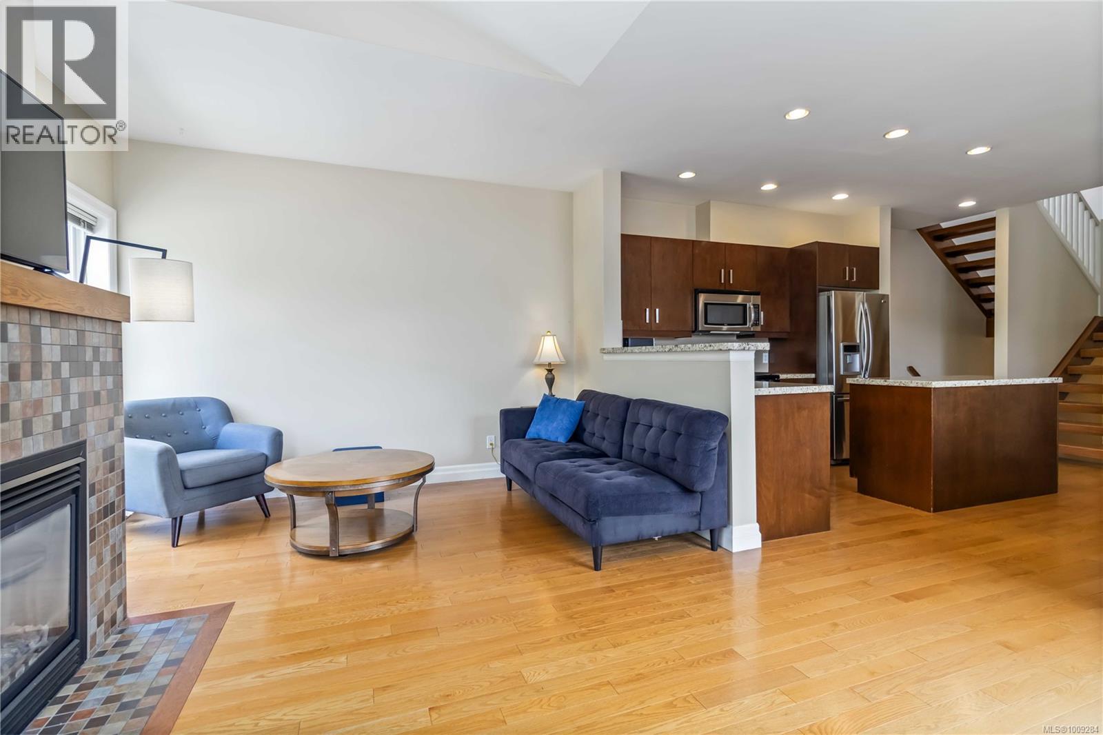 Photo 11 of 4 1827 Fairfield Rd, Victoria BC