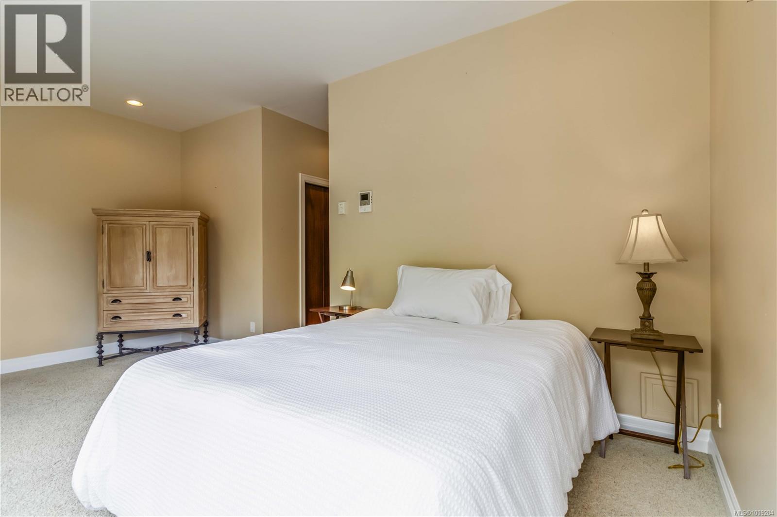 Photo 16 of 4 1827 Fairfield Rd, Victoria BC