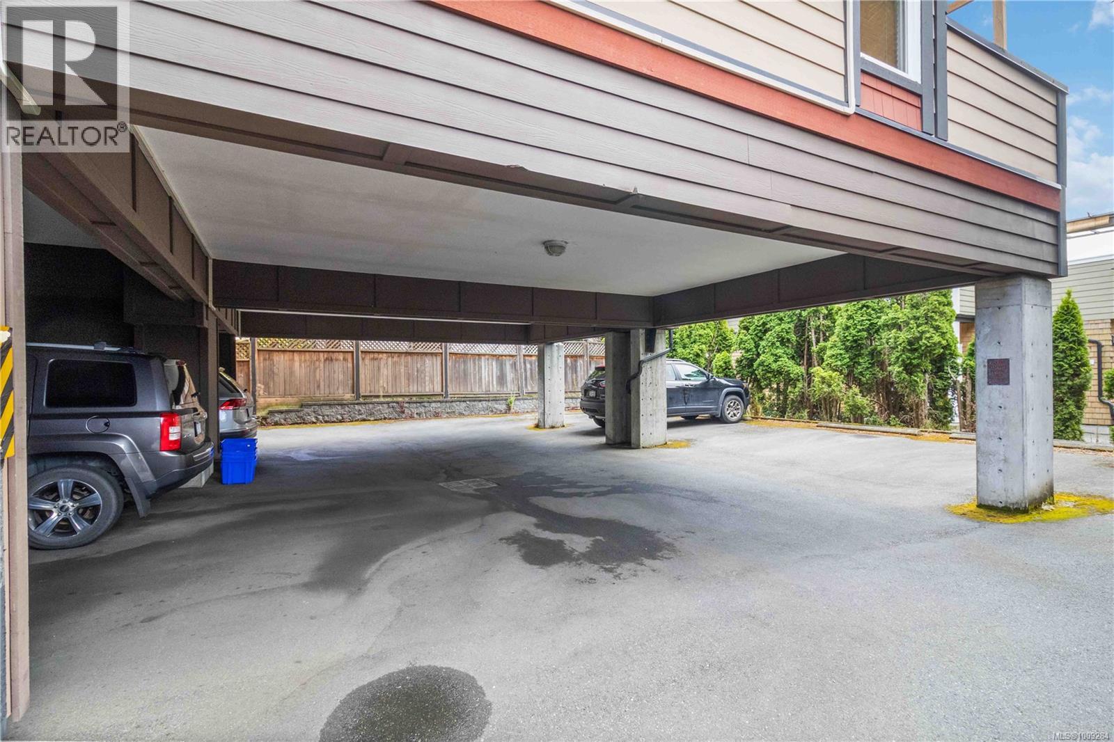 Photo 32 of 4 1827 Fairfield Rd, Victoria BC
