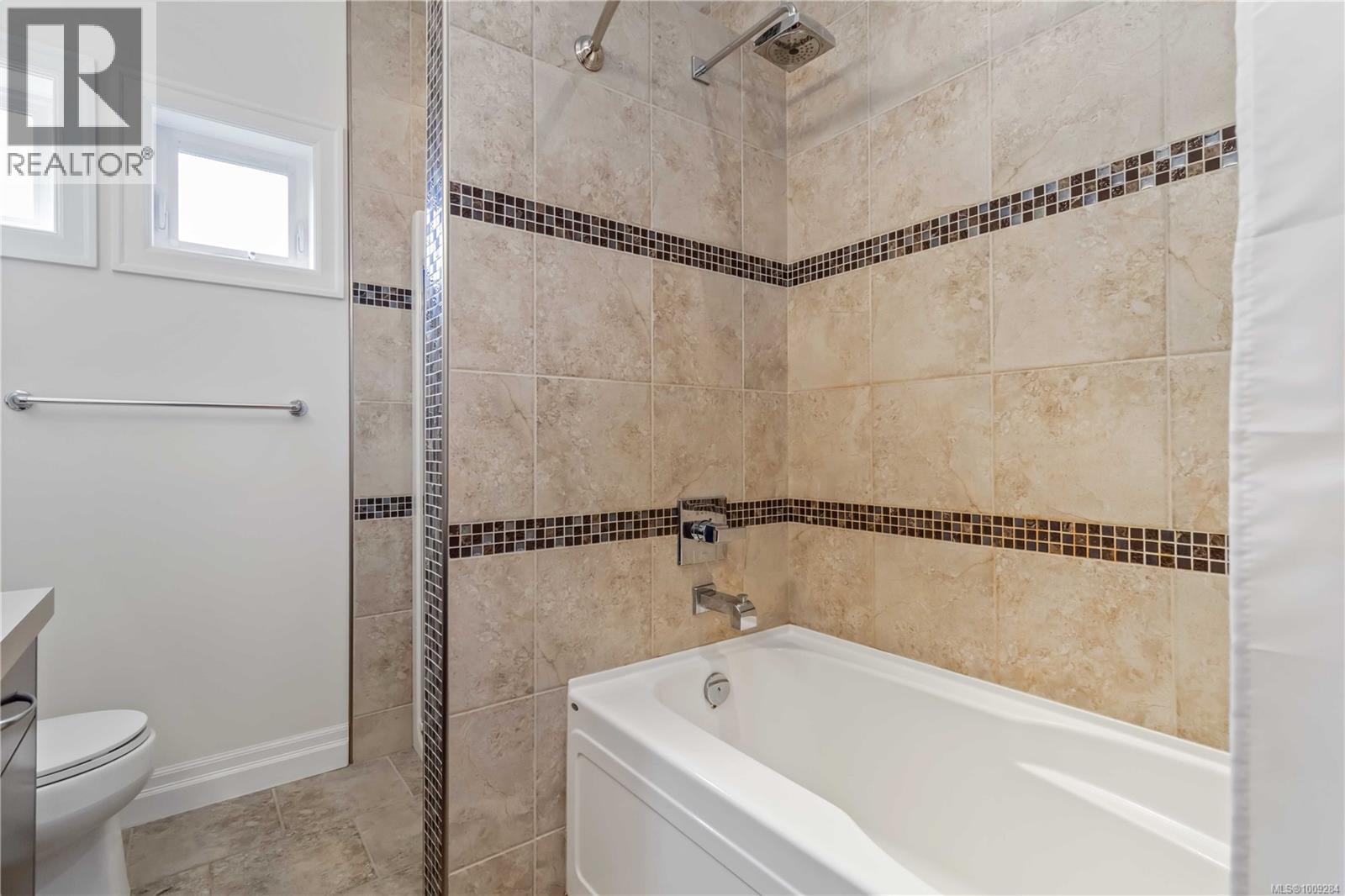 Photo 20 of 4 1827 Fairfield Rd, Victoria BC