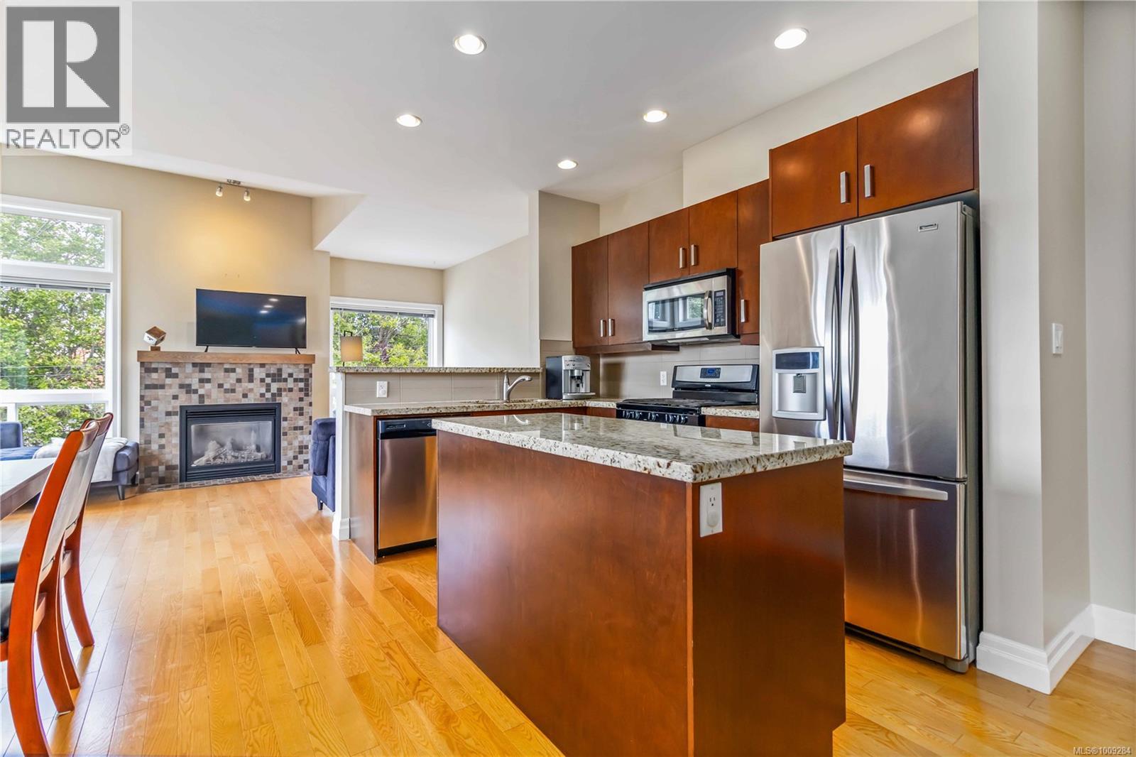 Photo 6 of 4 1827 Fairfield Rd, Victoria BC