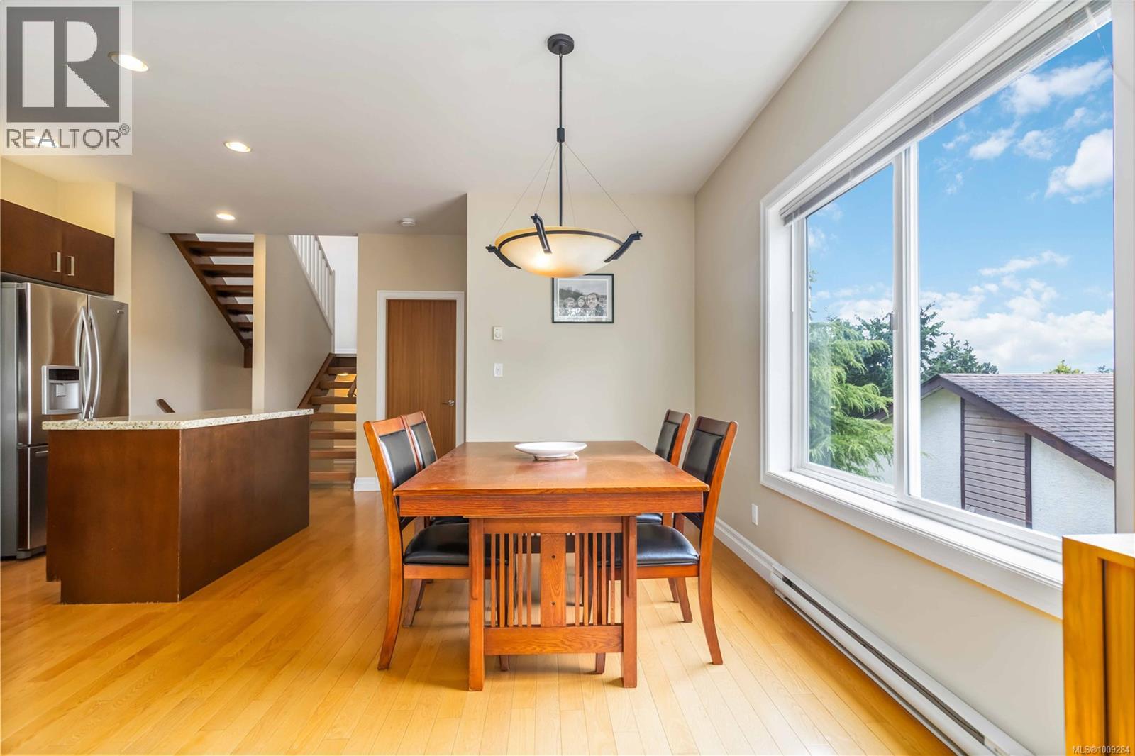 Photo 10 of 4 1827 Fairfield Rd, Victoria BC