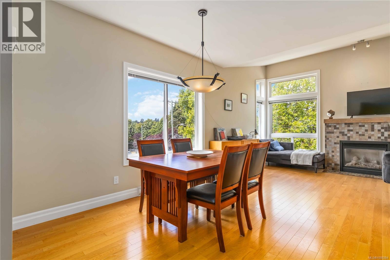 Photo 8 of 4 1827 Fairfield Rd, Victoria BC