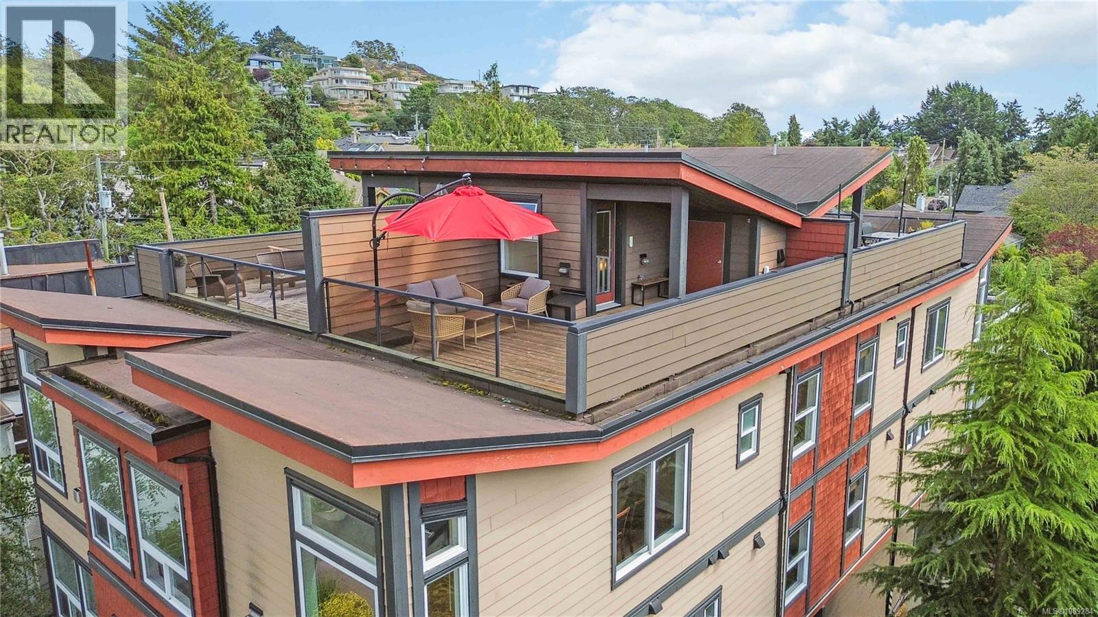 Photo 3 of 4 1827 Fairfield Rd, Victoria BC