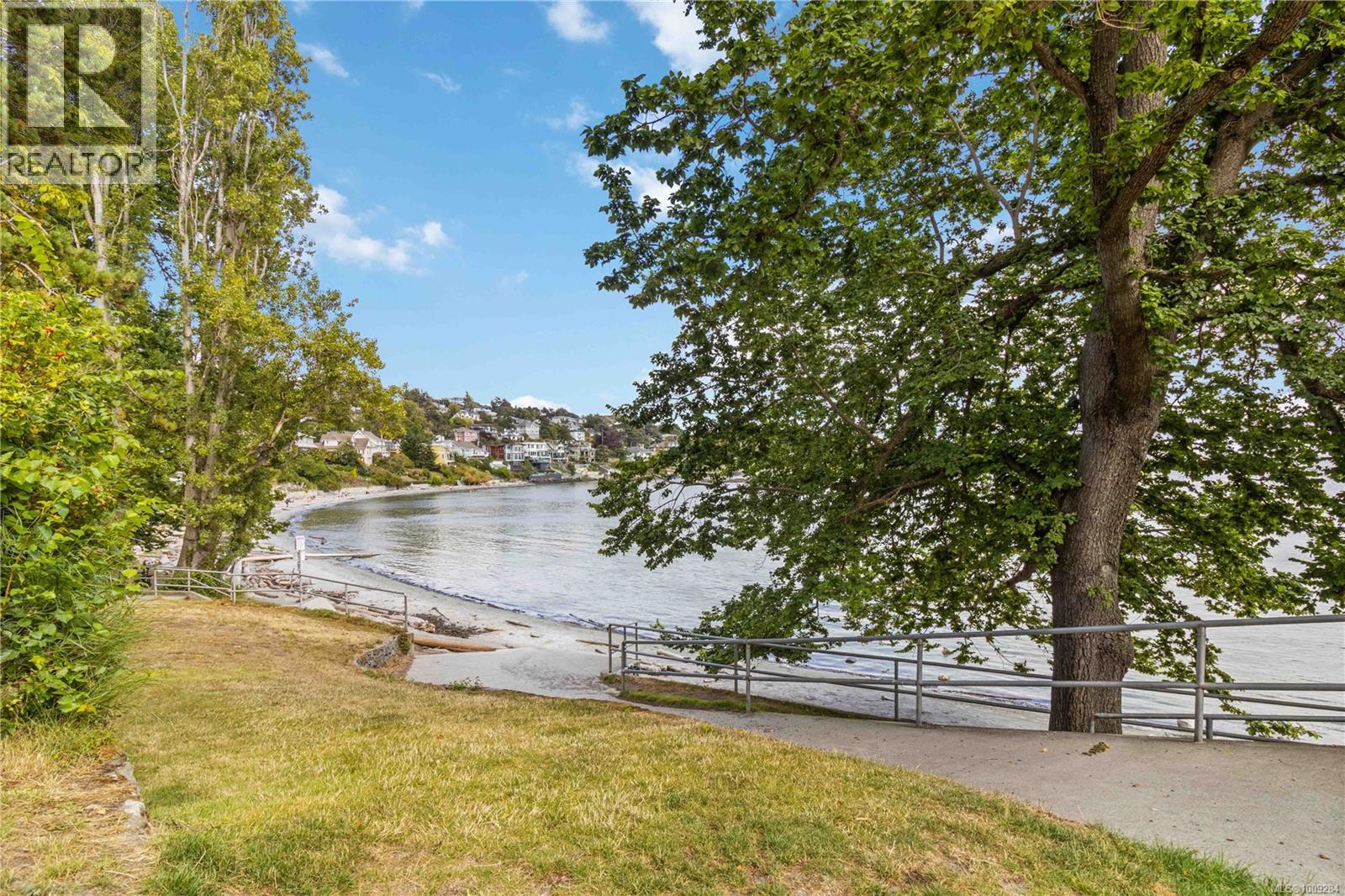 Photo 34 of 4 1827 Fairfield Rd, Victoria BC