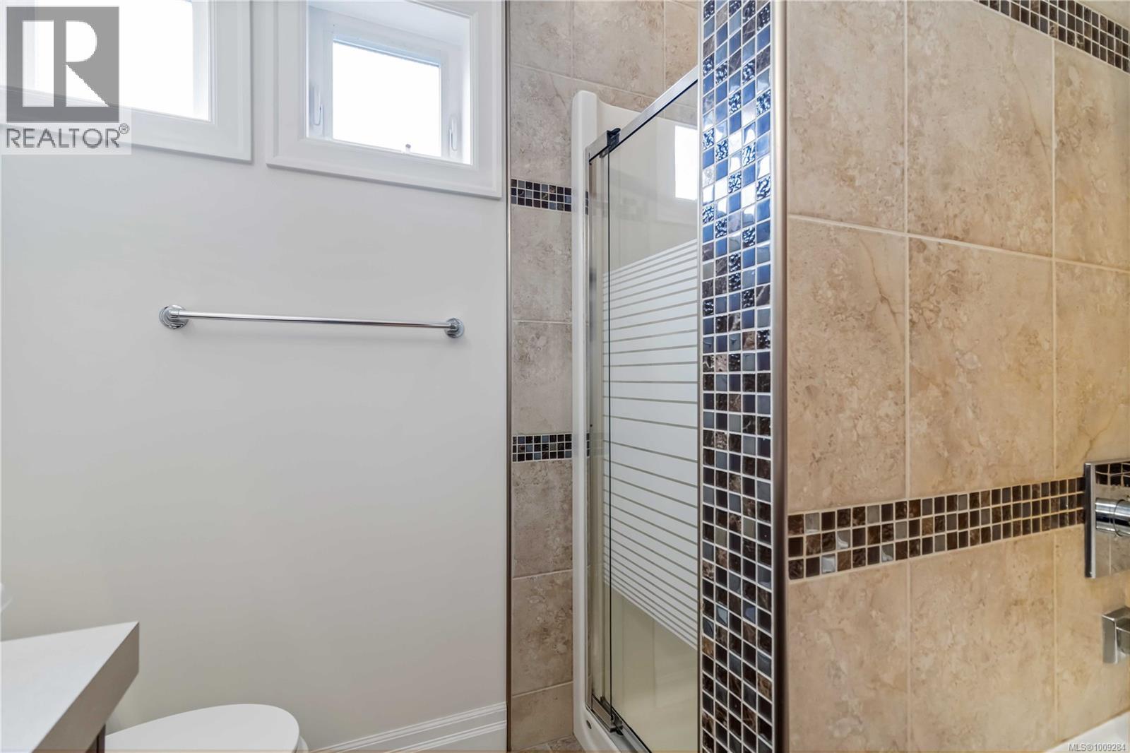 Photo 19 of 4 1827 Fairfield Rd, Victoria BC