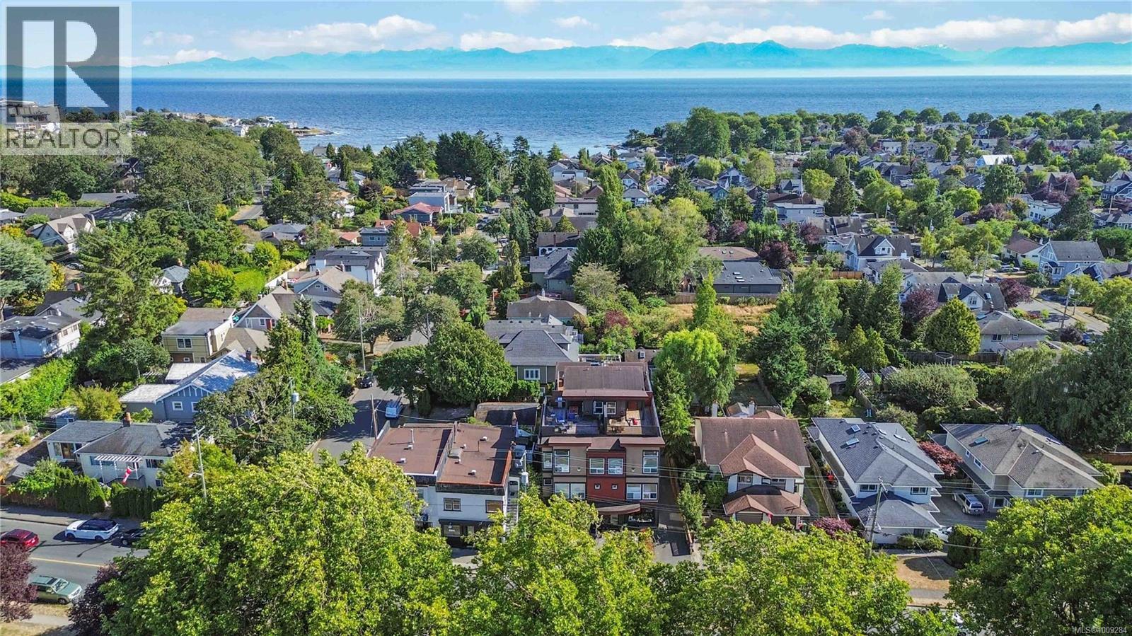 Photo 45 of 4 1827 Fairfield Rd, Victoria BC