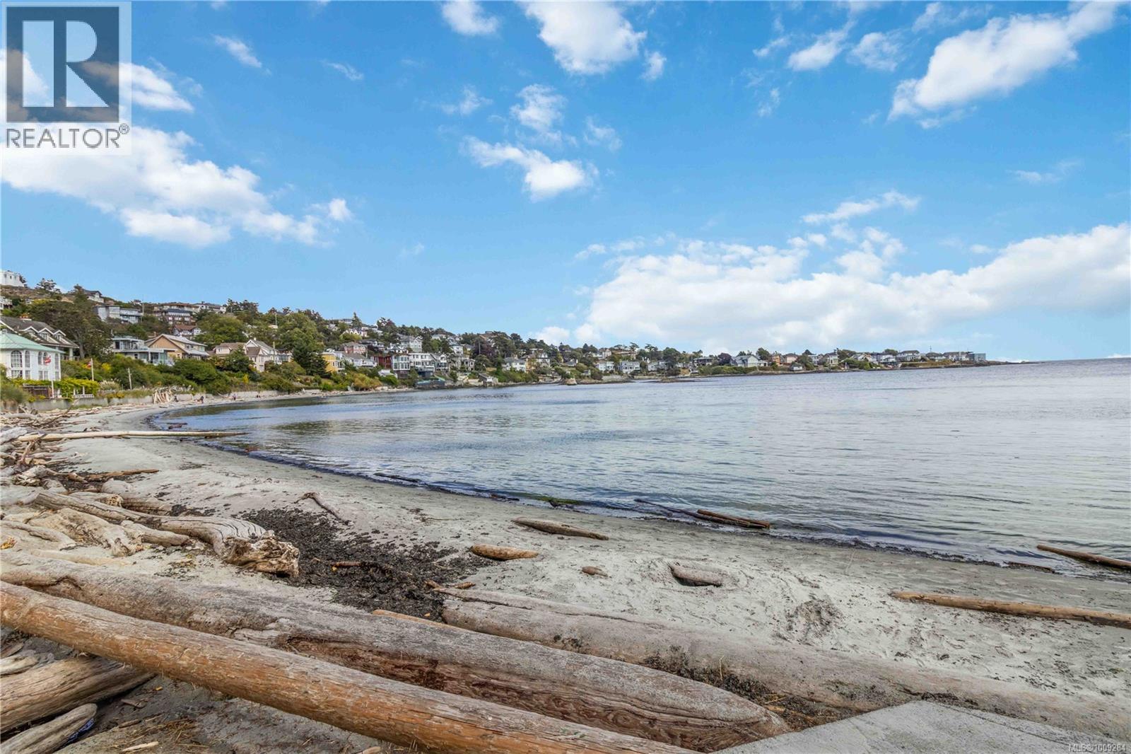 Photo 33 of 4 1827 Fairfield Rd, Victoria BC