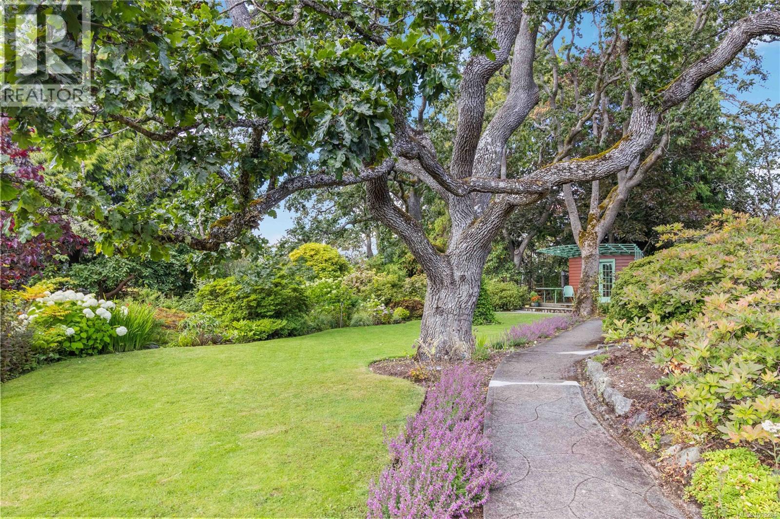 Photo 36 of 4 1827 Fairfield Rd, Victoria BC