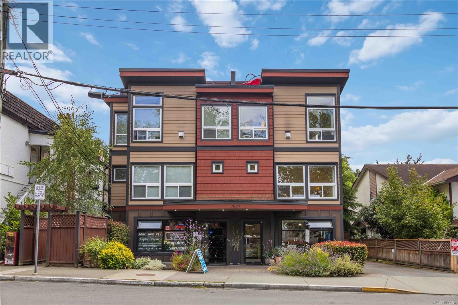 Photo 54 of 4 1827 Fairfield Rd, Victoria BC