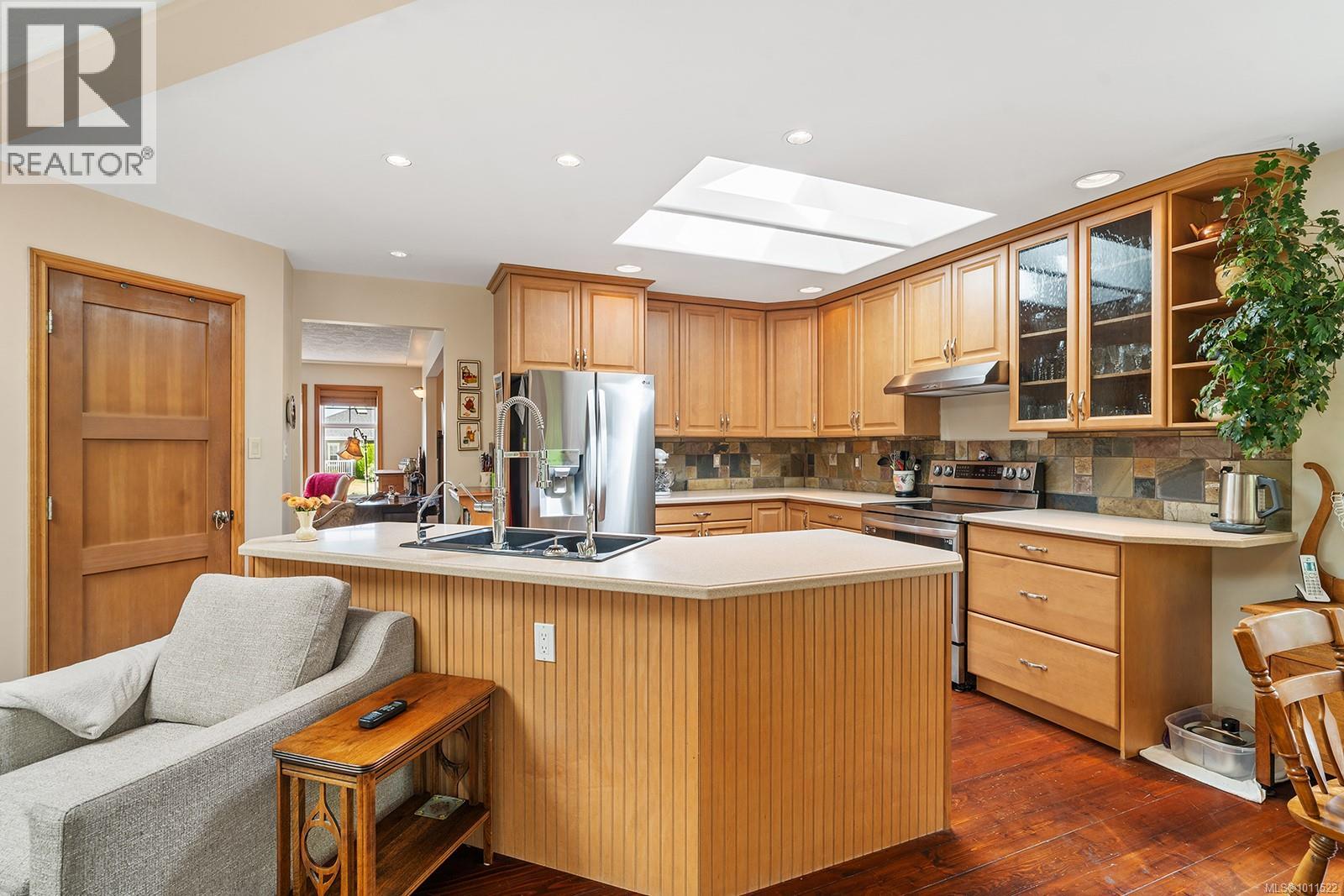 Photo 12 of 1064 Miraloma Dr, Qualicum Beach BC