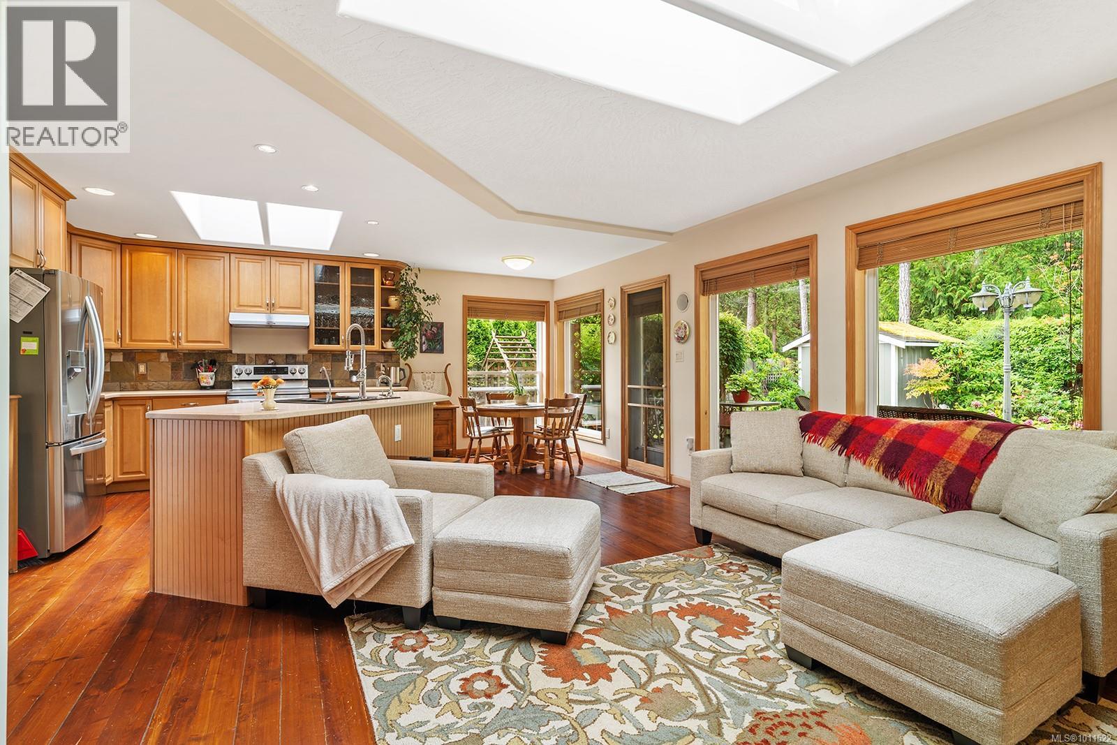 Photo 7 of 1064 Miraloma Dr, Qualicum Beach BC