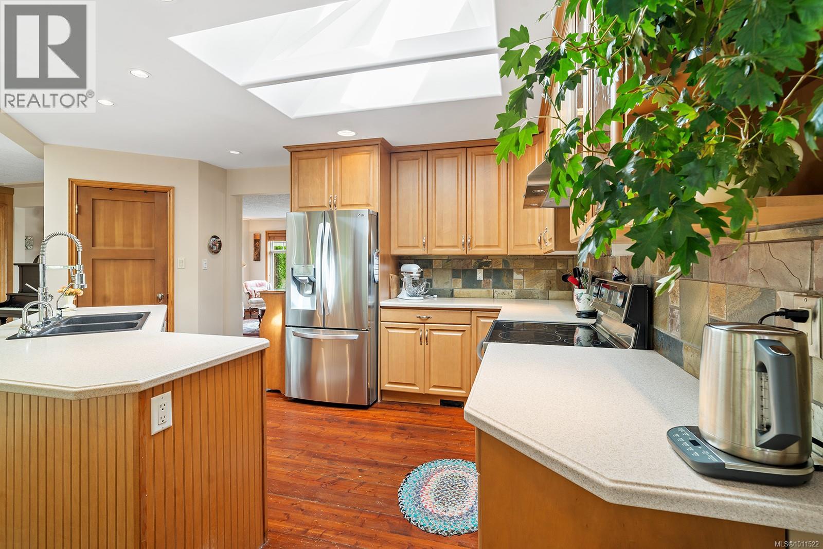 Photo 11 of 1064 Miraloma Dr, Qualicum Beach BC