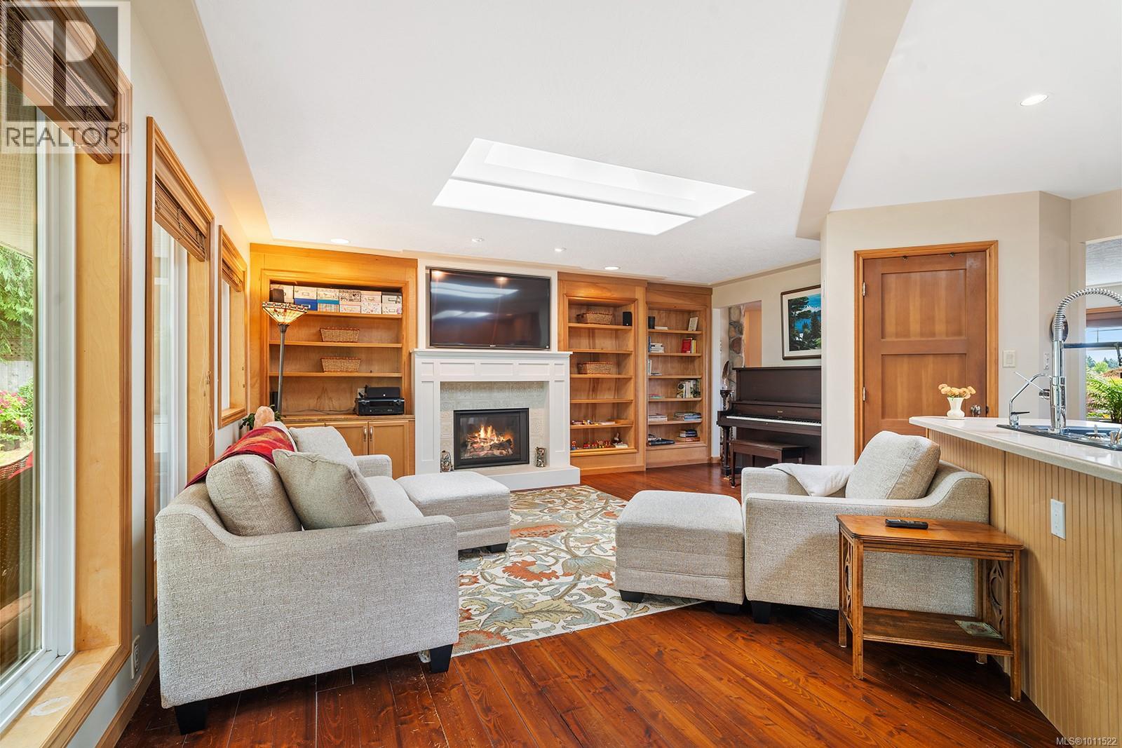 Photo 5 of 1064 Miraloma Dr, Qualicum Beach BC