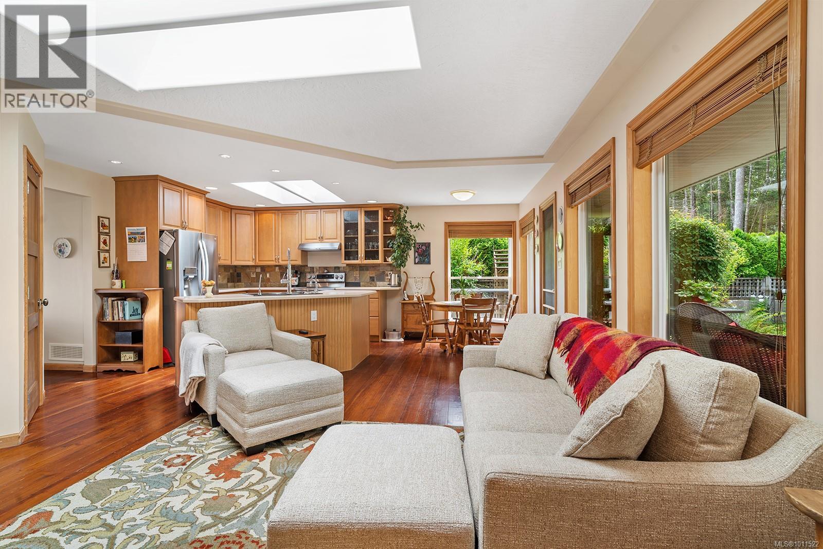 Photo 8 of 1064 Miraloma Dr, Qualicum Beach BC