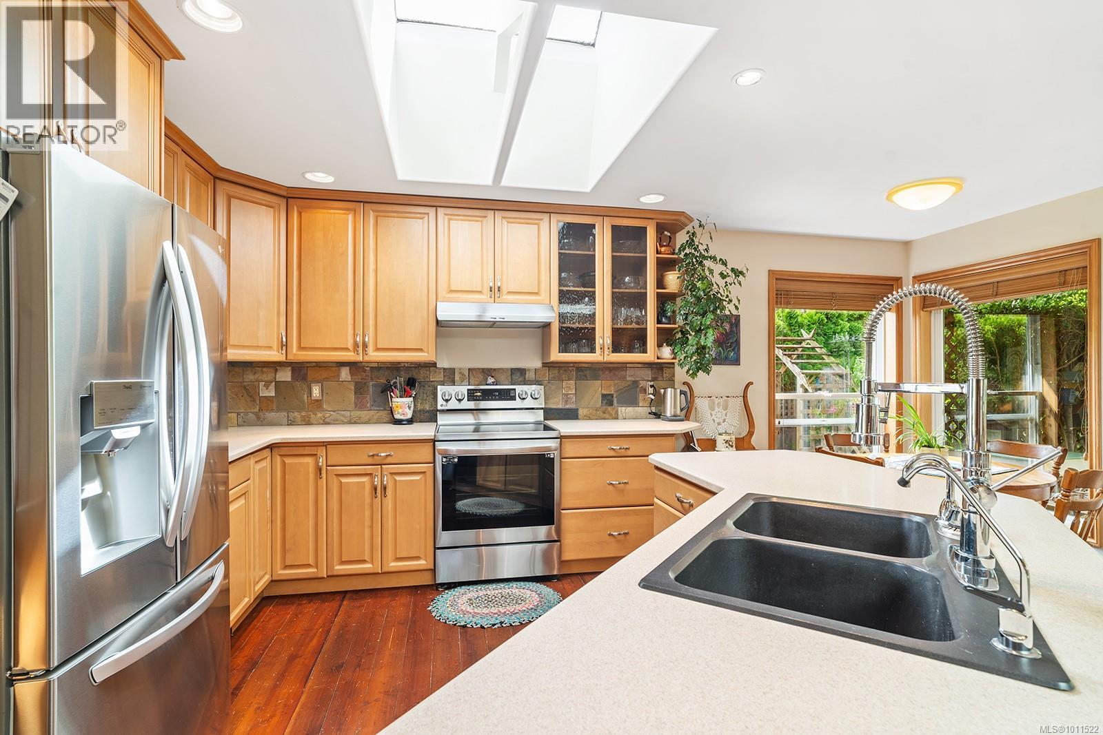Photo 9 of 1064 Miraloma Dr, Qualicum Beach BC