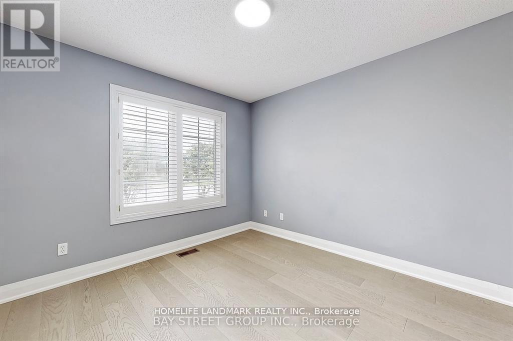 Photo 10 of 25 Tower Bridge Crescent S, Markham ON