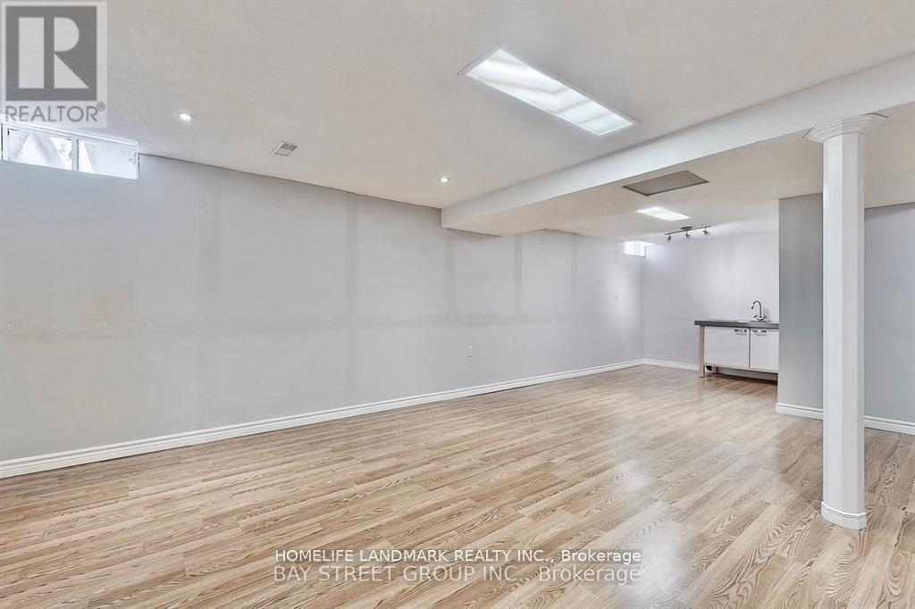Photo 12 of 25 Tower Bridge Crescent S, Markham ON