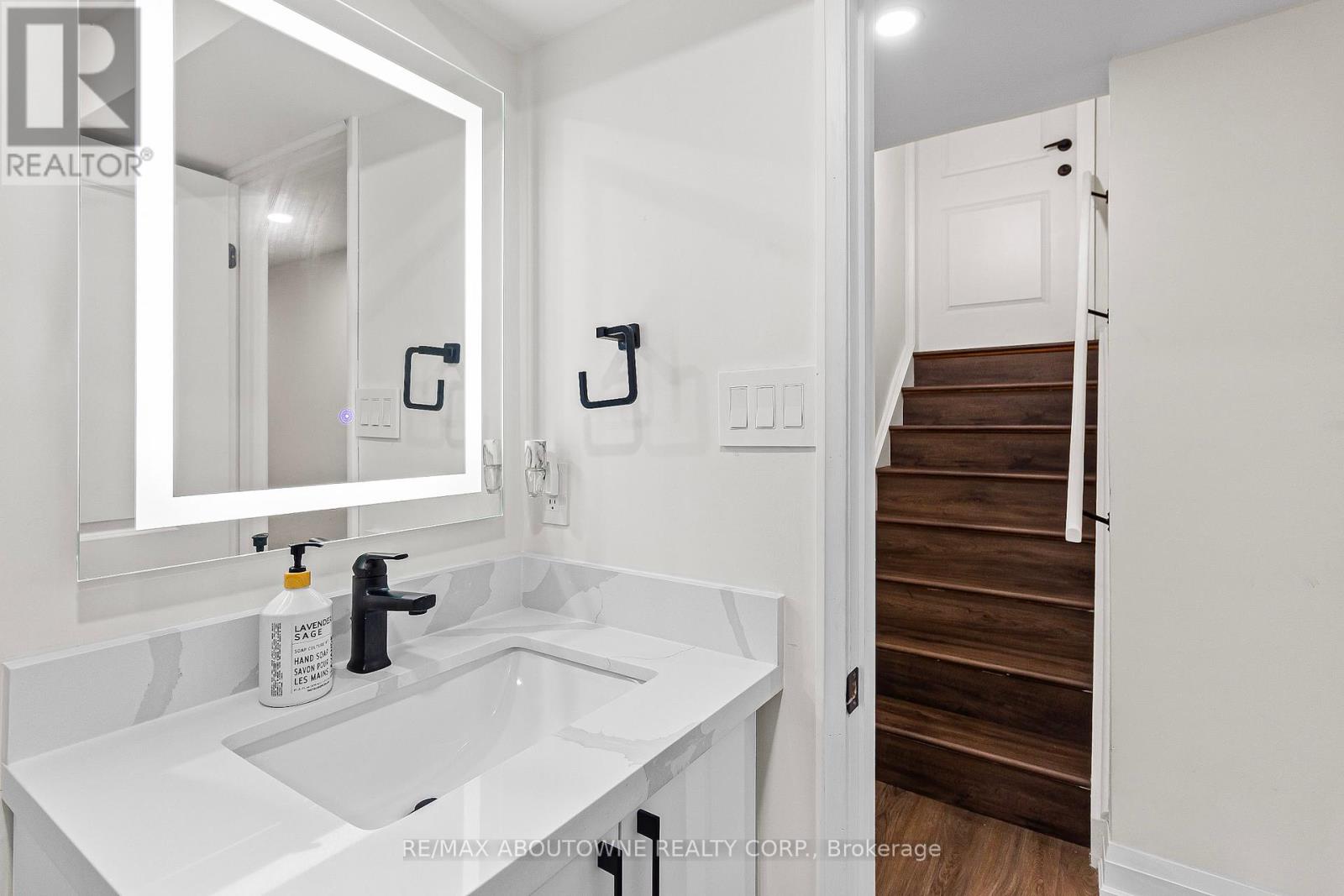 Photo 8 of Lower 523 Pinegrove Road, Oakville ON