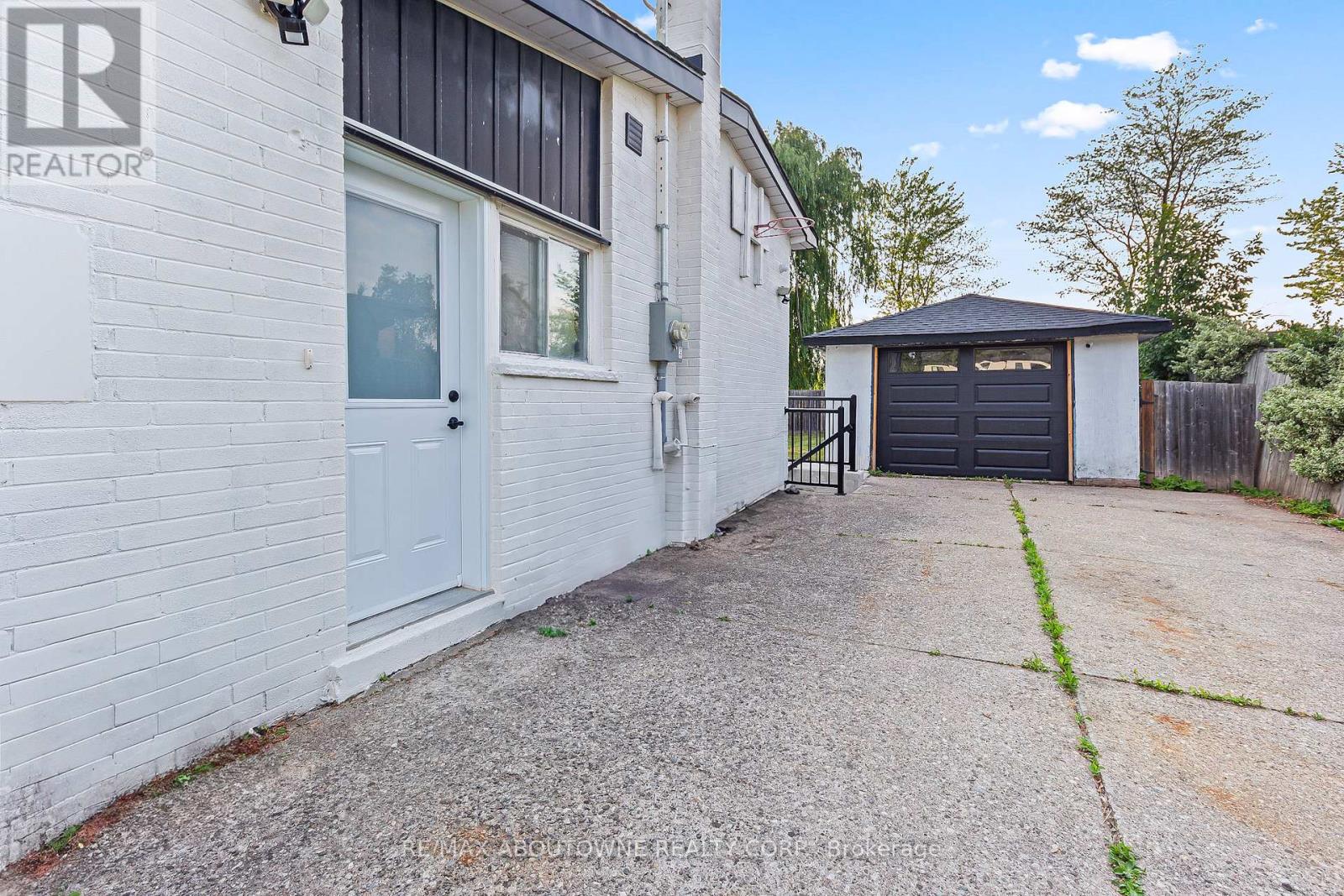 Photo 11 of Lower 523 Pinegrove Road, Oakville ON