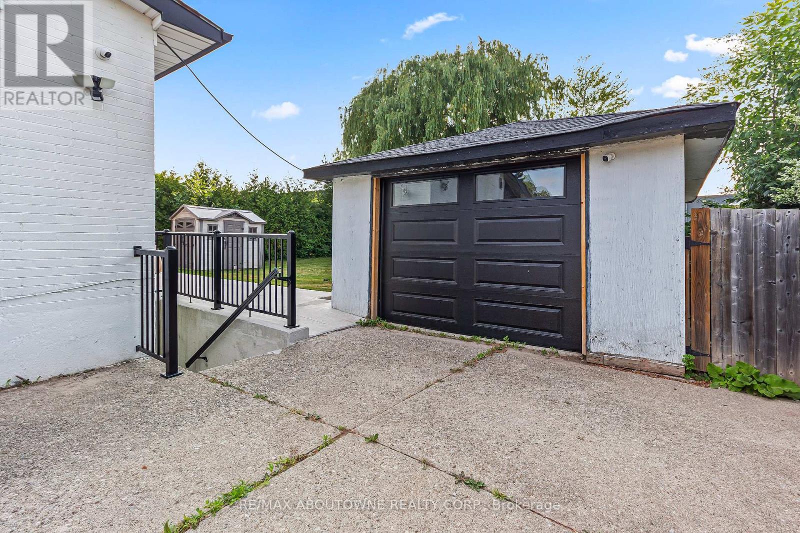 Photo 12 of Lower 523 Pinegrove Road, Oakville ON