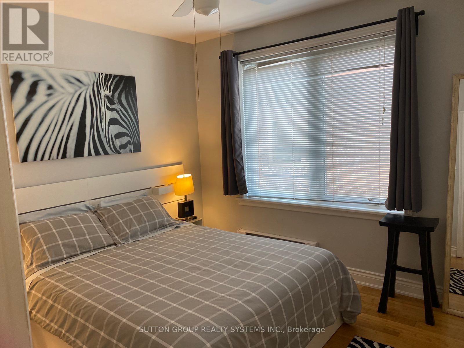 Photo 9 of 2 2995 Dundas Street W, Toronto ON