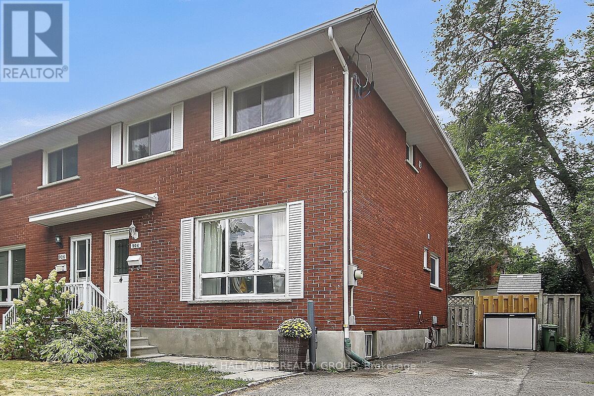 Welcome to 904 Pinewood Crescent!