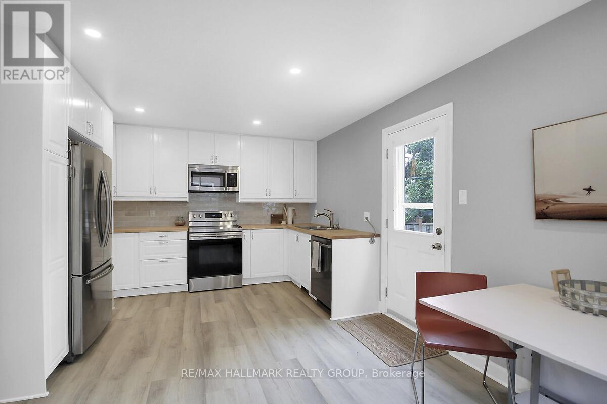 Photo 11 of 904 Pinewood Crescent, Ottawa ON