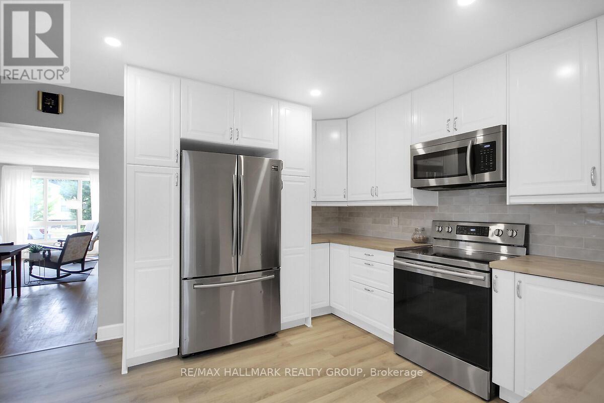 Photo 12 of 904 Pinewood Crescent, Ottawa ON