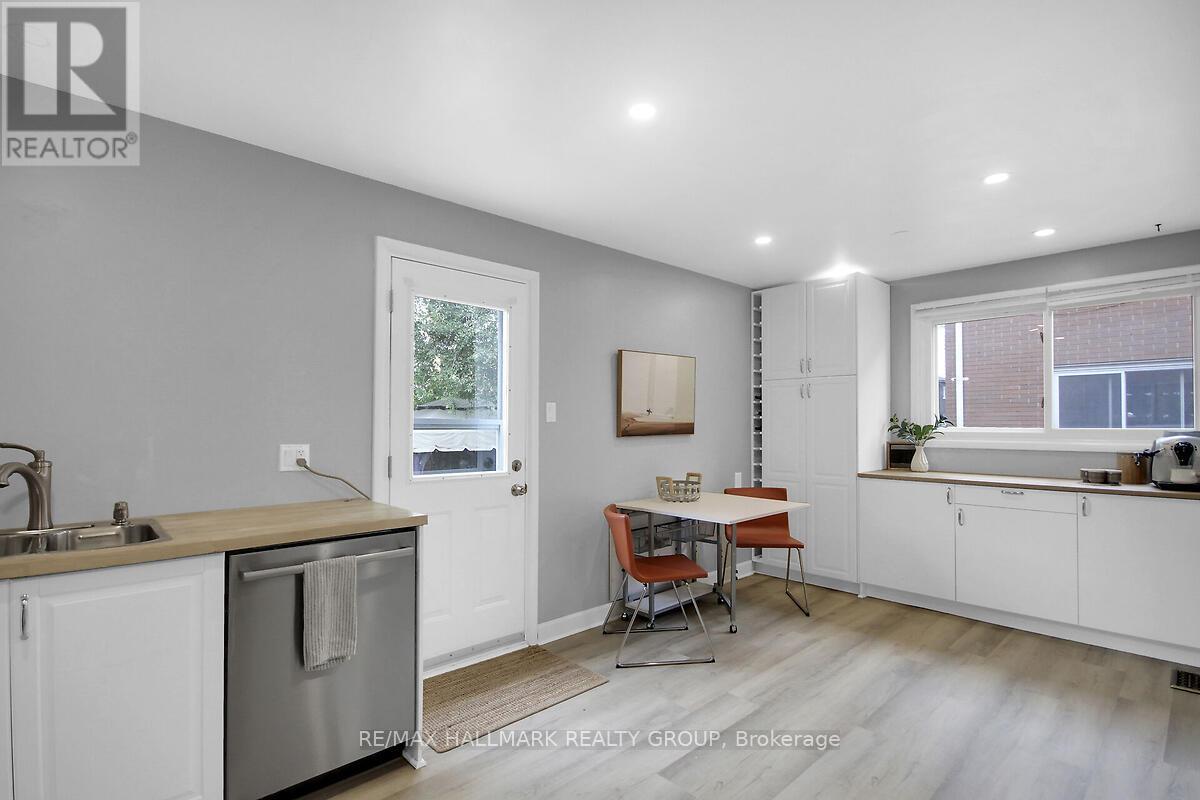 Photo 14 of 904 Pinewood Crescent, Ottawa ON