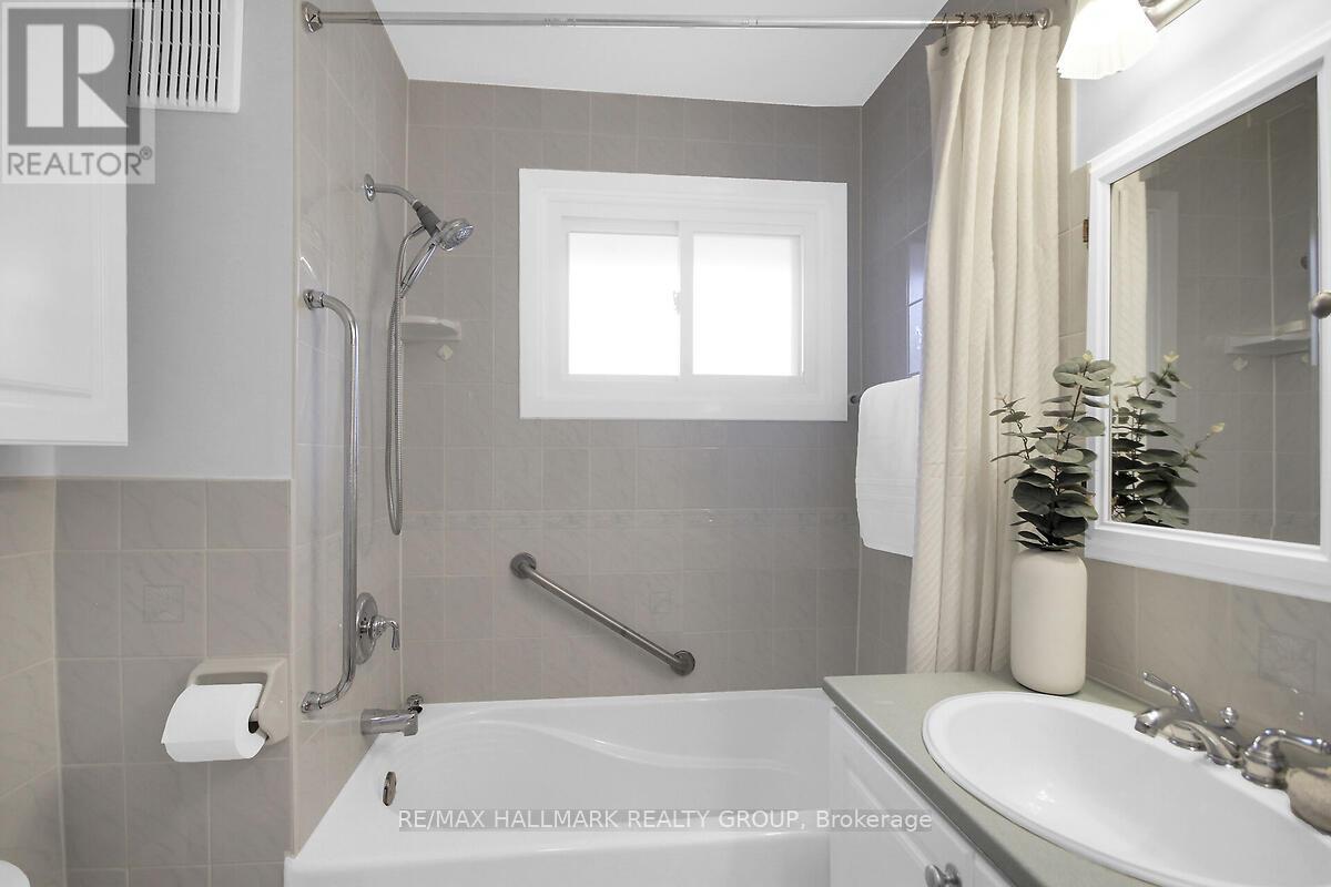 Photo 28 of 904 Pinewood Crescent, Ottawa ON
