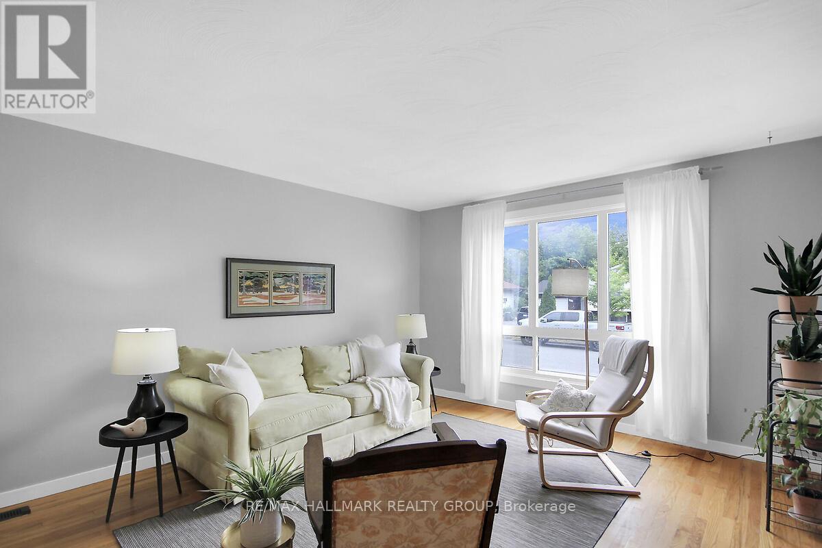 Photo 6 of 904 Pinewood Crescent, Ottawa ON