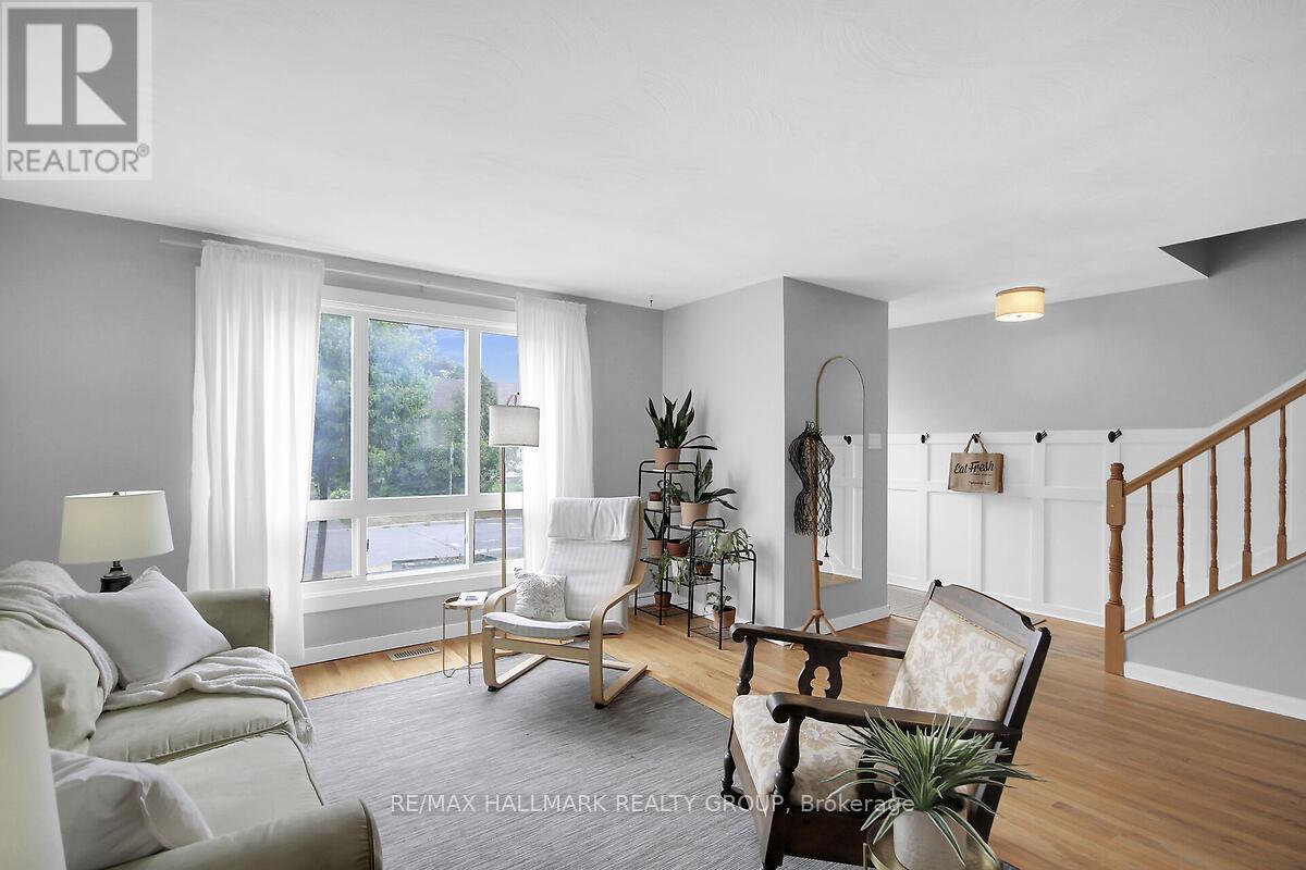 Photo 7 of 904 Pinewood Crescent, Ottawa ON