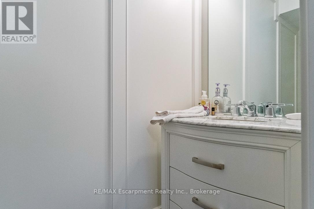 Photo 14 of 231 Southwood Court, Oakville ON