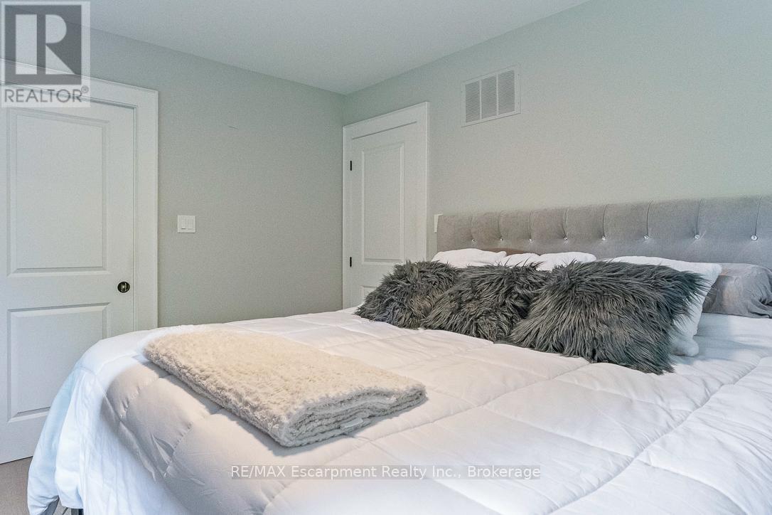 Photo 17 of 231 Southwood Court, Oakville ON