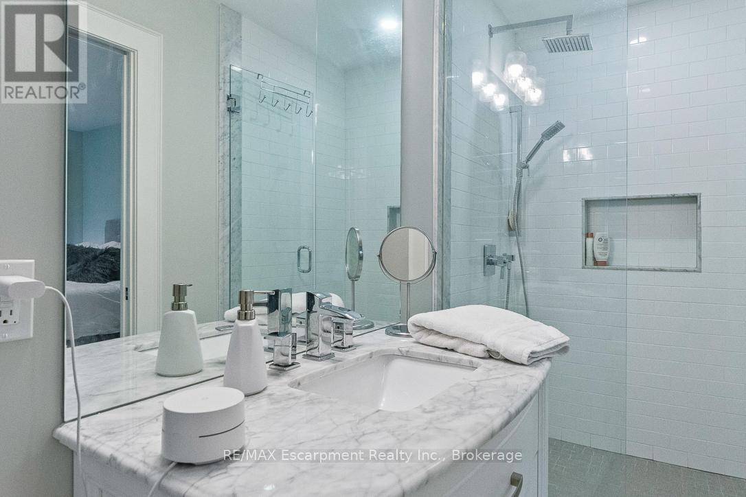 Photo 19 of 231 Southwood Court, Oakville ON