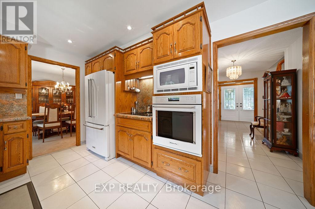 Photo 10 of 1516 Grand Boulevard, Oakville ON