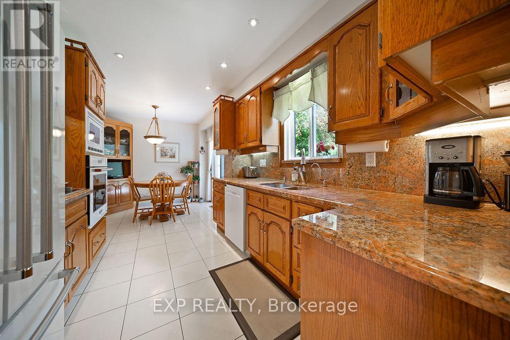 Photo 11 of 1516 Grand Boulevard, Oakville ON