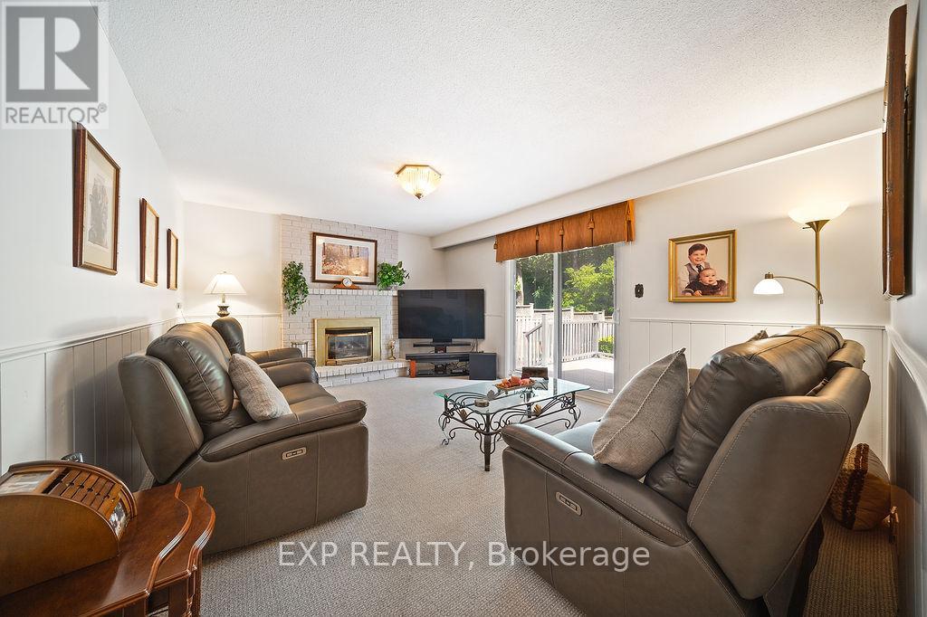 Photo 13 of 1516 Grand Boulevard, Oakville ON