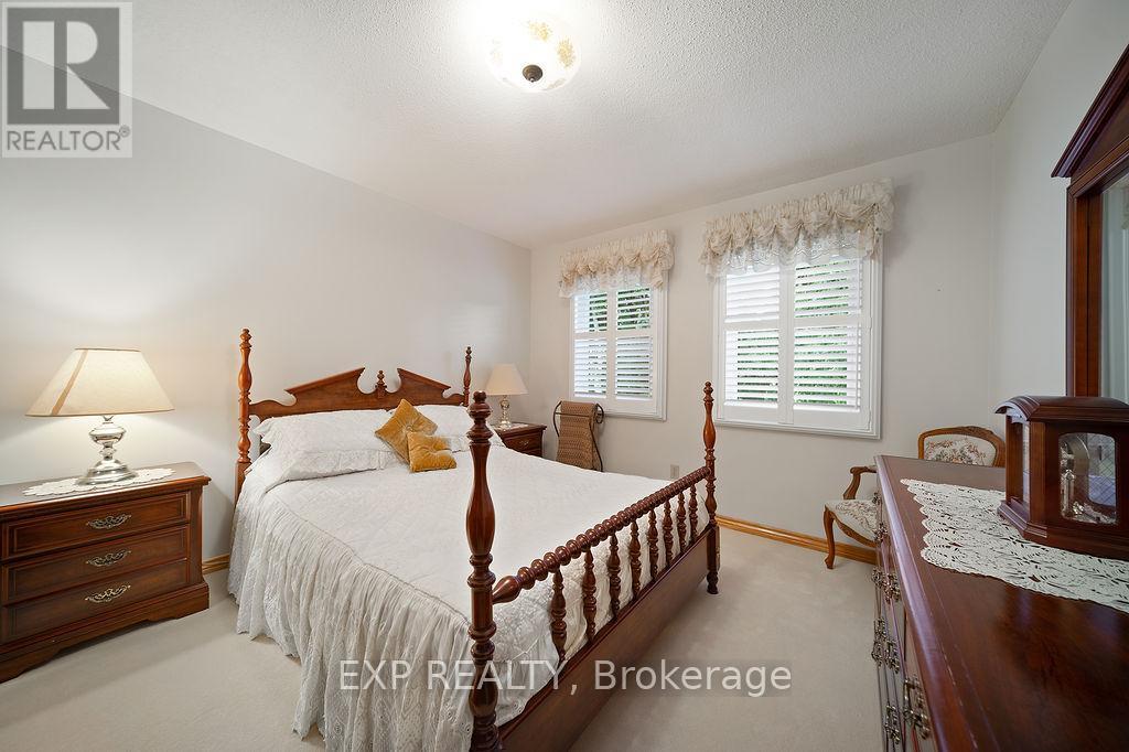 Photo 15 of 1516 Grand Boulevard, Oakville ON