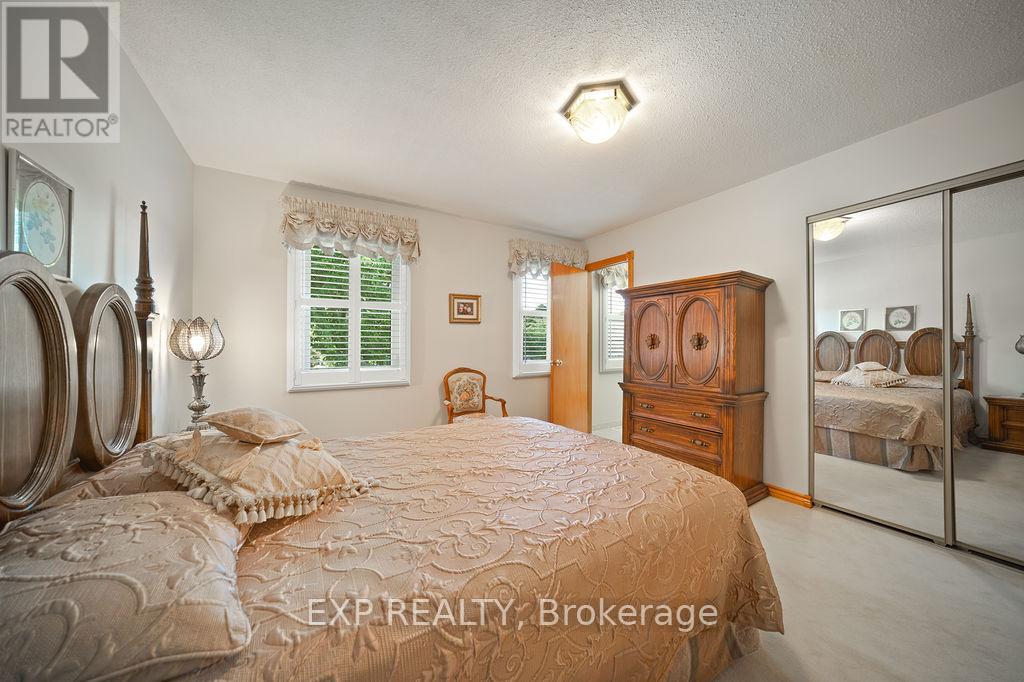 Photo 17 of 1516 Grand Boulevard, Oakville ON