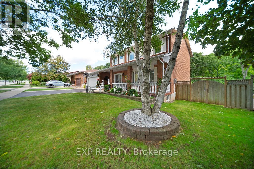 Photo 2 of 1516 Grand Boulevard, Oakville ON