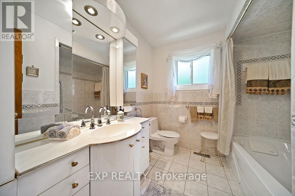 Photo 22 of 1516 Grand Boulevard, Oakville ON