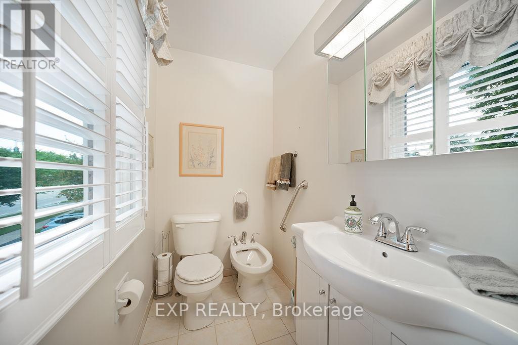 Photo 23 of 1516 Grand Boulevard, Oakville ON