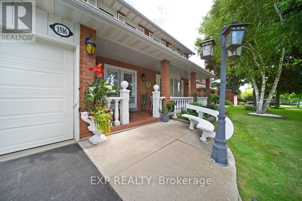 Photo 3 of 1516 Grand Boulevard, Oakville ON