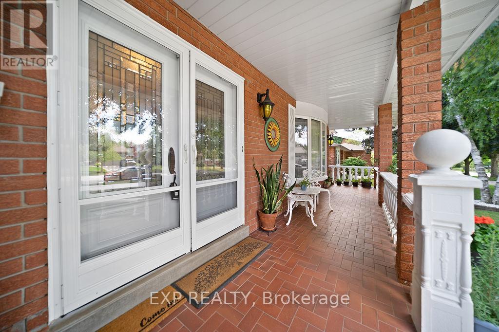 Photo 4 of 1516 Grand Boulevard, Oakville ON