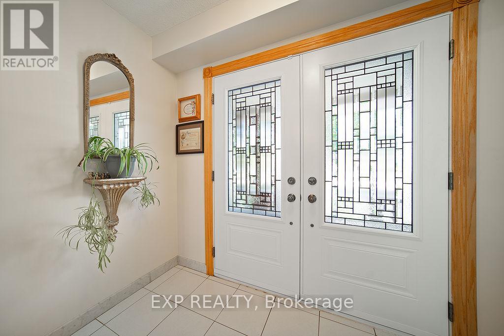 Photo 5 of 1516 Grand Boulevard, Oakville ON