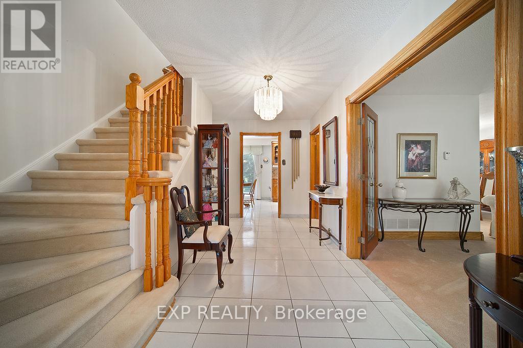 Photo 6 of 1516 Grand Boulevard, Oakville ON